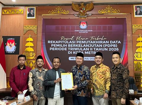 Foto saat penyerahan Berita Acara Hasil Rapat Pleno PDPB TW 2 Tahun 2026