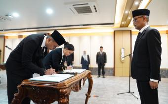Sekretariat Jenderal (Sekjen) Bawaslu, Ferdinand Eskol Tiar Sirait, saat melantik Pejabat Fungsional dan Calon Pegawai Negeri Sipil (CPNS) di Gedung Bawaslu RI, Jakarta, pada Rabu (8/7/2026).