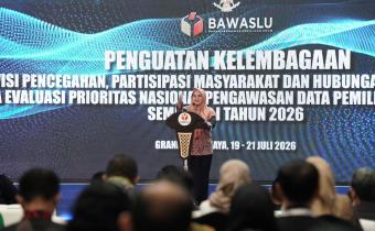 Anggota Bawaslu Lolly Suhenty dalam forum Penguatan Kelembagaan Divisi Pencegahan, Parmas dan Humas, serta Evaluasi Prioritas Nasional PDPB Semester I Tahun 2026 di Jakarta, Senin (20/7/2026). Foto: Pemberitaan dan Publikasi Bawaslu RI.