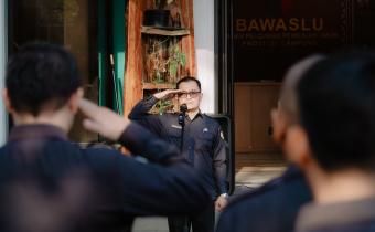 Bawaslu Provinsi Lampung menggelar Apel Senin Pagi bagi jajaran Sekretariat Bawaslu Provinsi Lampung di halaman Kantor Bawaslu Provinsi Lampung, Senin (13/07).