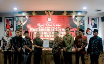 Ketua Bawaslu Provinsi Lampung Iskardo P. Panggar, Anggota Bawaslu Provinsi Lampung Hamid Badrul Munir dan Ahmad Qohar, serta Kepala Bagian Pengawasan Bawaslu Provinsi Lampung Mimi Abriyani menghadiri Rapat Pleno Terbuka Rekapitulasi Data Pemilih Berkelanjutan (PDPB) Semester I Tahun 2026 yang diselenggarakan oleh KPU Provinsi Lampung di Aula Kantor KPU Provinsi Lampung, Senin (6/7).