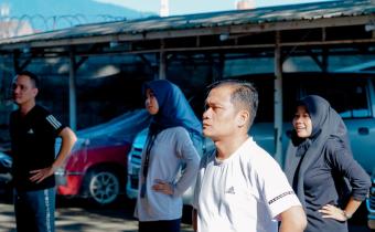 Bawaslu Provinsi Lampung menggelar kegiatan senam pagi bersama di halaman Kantor Bawaslu Provinsi Lampung, Jumat (3/7). Kegiatan yang diikuti oleh jajaran sekretariat.