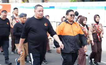 Anggota Bawaslu Herwyn JH Malonda dalam kegiatan Jalan Sehat dalam Rangka Jumat Sehati Jumpa Berlian di Jakarta, Minggu (2/8/2026).