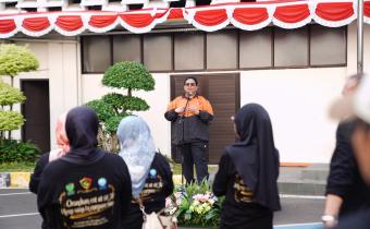 Ketua Bawaslu Rahmat Bagja dalam seremonial pembukaan jalan sehat dalam rangka program Jumat Sehari dan Jumat Berlian di Jakarta, Minggu (2/8/2026).