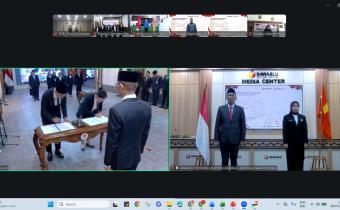Badan Pengawas Pemilihan Umum (Bawaslu) terus memperkuat kualitas sumber daya manusia sebagai fondasi dalam meningkatkan profesionalitas pengawasan pemilu dan pemilihan. Komitmen tersebut kembali ditegaskan melalui Pelantikan Pejabat Fungsional dan Calon Pegawai Negeri Sipil (CPNS) di lingkungan Bawaslu yang dilaksanakan secara daring melalui Zoom Meeting serta luring di Gedung Bawaslu RI, Jakarta, pada Rabu (8/7).