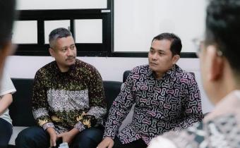 Bawaslu Provinsi Lampung terus memperkuat kolaborasi dengan perguruan tinggi dalam rangka meningkatkan literasi demokrasi dan kepemiluan di kalangan mahasiswa. Salah satu upaya tersebut diwujudkan melalui kegiatan pembinaan dan pendampingan kepada mahasiswa Fakultas Syariah UIN Raden Intan Lampung yang akan mengikuti Lomba Debat Hukum Tata Negara dan Kepemiluan. Kegiatan pembinaan dan pendampingan tersebut berlangsung di Kantor Bawaslu Provinsi Lampung pada Kamis (9/7). 