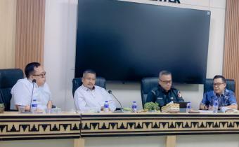 Bawaslu Provinsi Lampung terus menunjukkan komitmennya dalam mendukung penguatan kapasitas generasi muda di bidang kepemiluan. Salah satu upaya tersebut diwujudkan melalui koordinasi bersama Fakultas Syariah UIN Raden Intan Lampung dalam rangka persiapan mengikuti tahapan seleksi Kompetisi Debat Penegakan Hukum Pemilu VI Tahun 2026 yang diselenggarakan oleh Bawaslu RI. Kegiatan tersebut berlangsung di Kantor Bawaslu Provinsi Lampung, Senin (13/07).