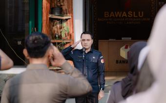 Badan Pengawas Pemilihan Umum (Bawaslu) Provinsi Lampung menggelar apel pagi di halaman Kantor Bawaslu Provinsi Lampung, Senin (20/7).