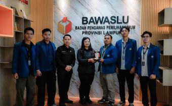 Badan Pengawas Pemilihan Umum (Bawaslu) Provinsi Lampung secara resmi melepas mahasiswa Fakultas Ilmu Sosial dan Ilmu Politik (FISIP) Universitas Lampung (Unila) yang telah menyelesaikan program Magang dan Praktik Kerja Lapangan (PKL) di lingkungan Bawaslu Provinsi Lampung. Kegiatan pelepasan tersebut berlangsung di Kantor Bawaslu Provinsi Lampung, Senin (20/07).