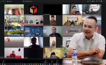 Ketua Bawaslu Provinsi Lampung Iskardo P. Panggar mengikuti Sosialisasi Teknis Penyusunan Indikator Kinerja Utama (IKU) Pengawas Pemilu yang diselenggarakan oleh Bawaslu Republik Indonesia secara daring melalui Zoom Meeting, Jumat (24/7).