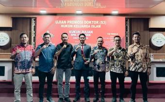 Ketua Bawaslu Provinsi Lampung Iskardo P. Panggar bersama Anggota Bawaslu Provinsi Lampung Tamri menghadiri sidang Promosi Doktor Kukuh Julian, Kepala Sekretariat Bawaslu Kabupaten Pesawaran, yang digelar di Ruang Sidang Pascasarjana Universitas Islam Negeri Raden Intan Lampung (UIN RIL), Senin (27/7).