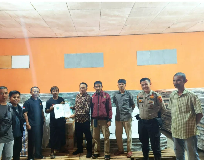 Anggota Bawaslu Kota Metro saat melakukan pengawasan logistik