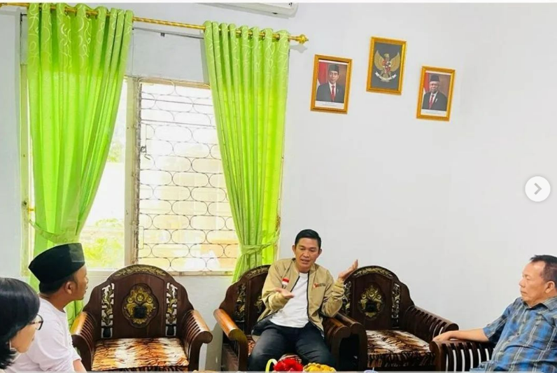 Gistiawan saat berdiskusi dengan Bawaslu Kota Metro