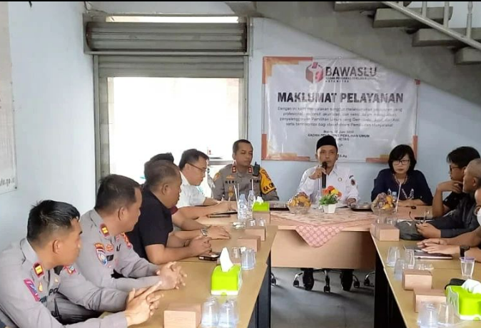Anggota Bawaslu Kota Metro saat memberikan sambutan atas kunjungan Kapolres Metro