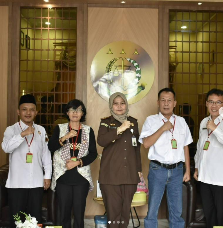 Foto bersama Bawaslu Kota Metro dengan Kejari Metro