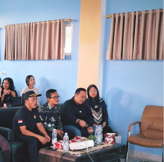 Anggota Bawaslu Kota Metro, Hendro Edi Saputro saat Nobar