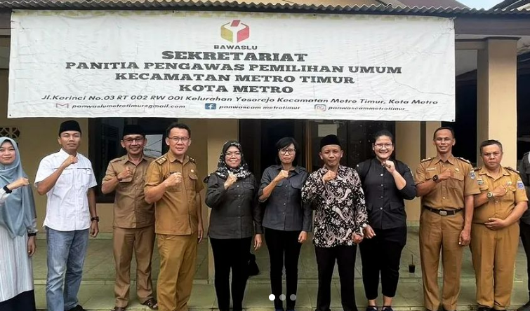 Kabag Pengawasan Bawaslu Provinsi Lampung saat foto bersama jajaran Pengawas Pemilu Kota Metro