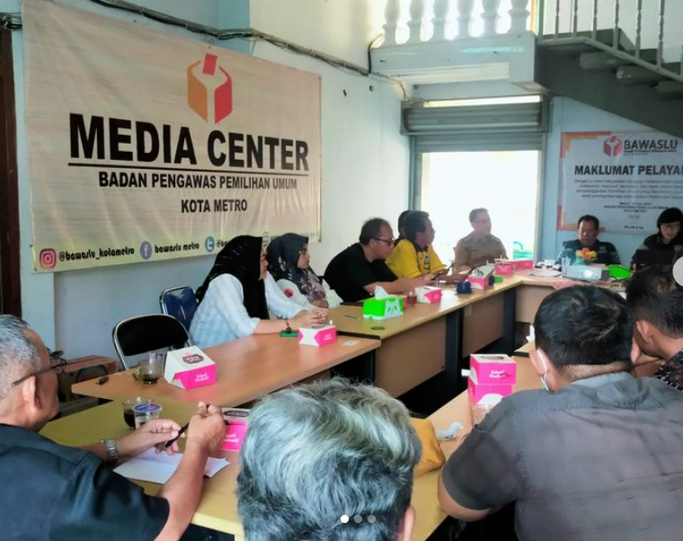 Ketua dan Anggota Bawaslu Kota Metro saat sampaikan membuka giat rapat 