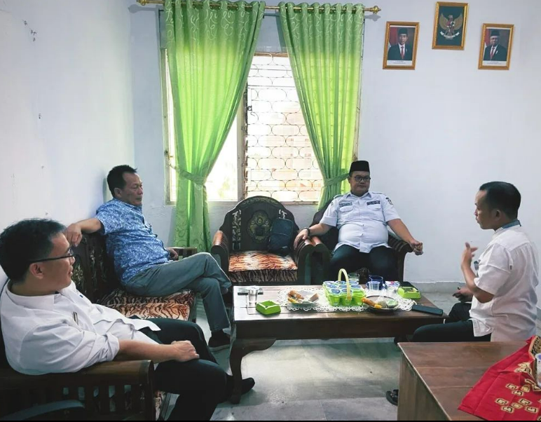 Suheri saat memberikan arahan di Bawaslu Kota Metro