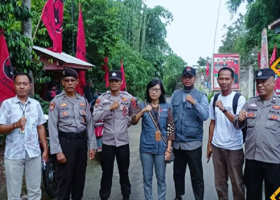 Anggota Bawaslu Kota Metro Maria Kristina beserta rombongan saat melaksanakan pengawasan