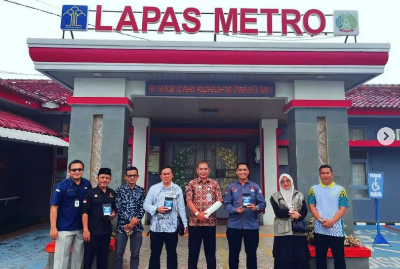 Anggota Bawaslu Kota Metro Hendro Edi Saputro foto bersama dengan Ketua KPU beserta Kepala Lapas di Lapas Metro