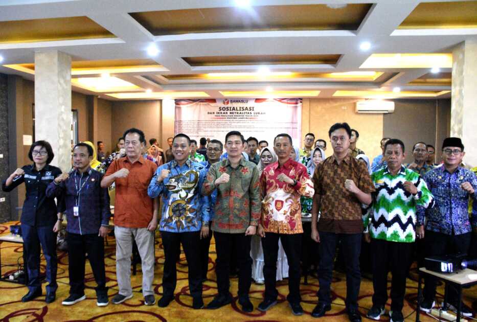 Foto Bersama Ketua Bawaslu Kota Metro Bersama Pjs Wali Kota Metro
