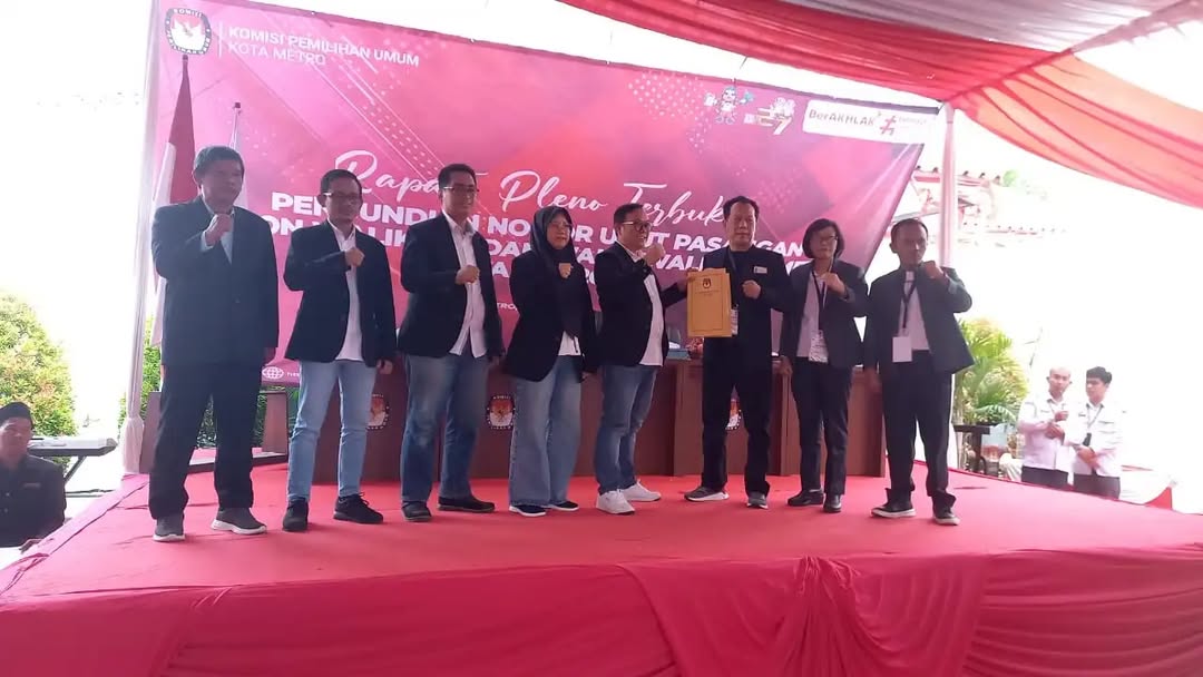 Ketua Bawaslu Kota dengan Calon Wali Kota dan Wakil Wali Kota Metro