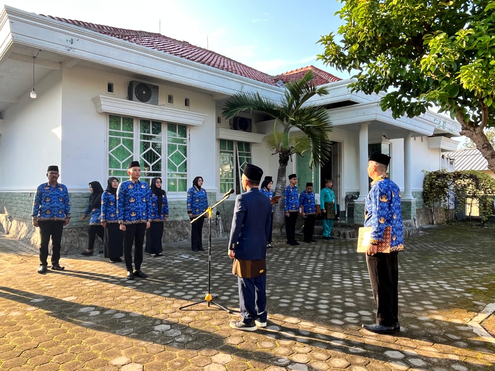 Badan Pengawas Pemilihan Umum (Bawaslu) Kota Metro menggelar upacara peringatan Hari Ulang Tahun (HUT) ke-80 Kemerdekaan Republik Indonesia di halaman Sekretariat Bawaslu Kota Metro, Minggu (17/08).