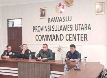 foto bersama diruang rapat
