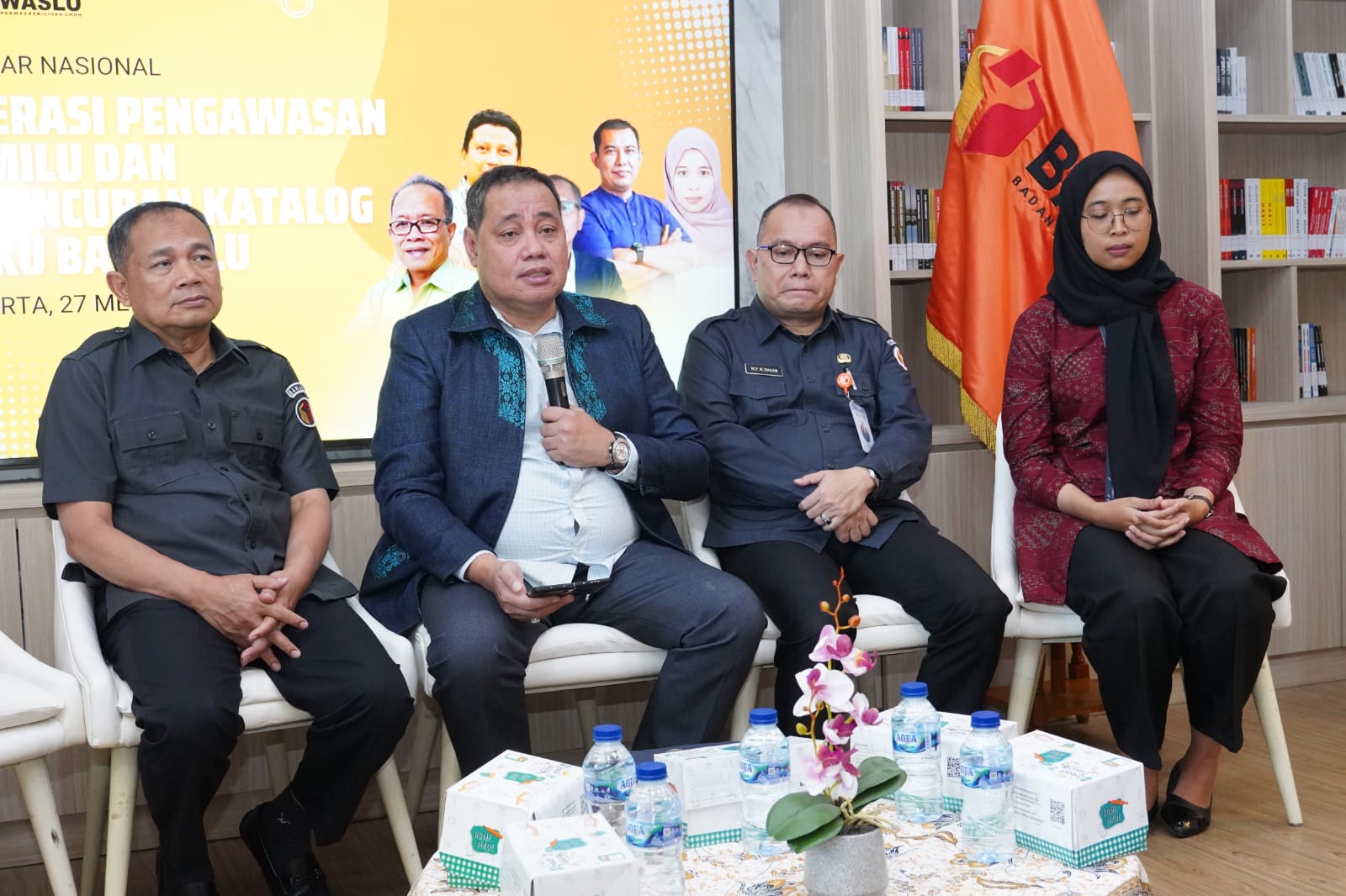 membuka Seminar Nasional Literasi Pengawasan Pemilu dan Peluncurkan Katalog Buku Bawaslu di Perpustakaan Bawaslu.