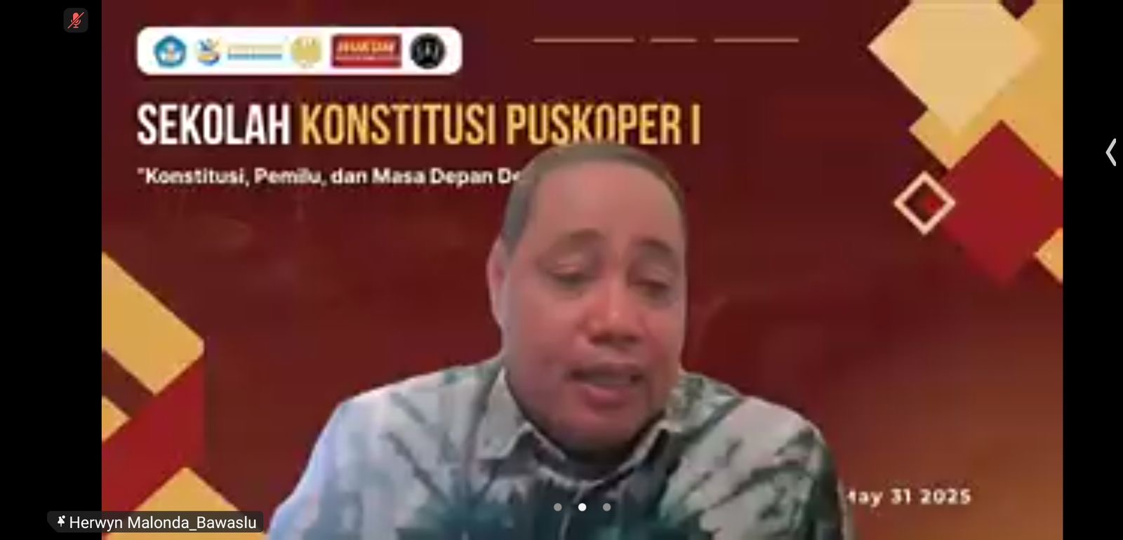 memberikan materi dalam Webinar 