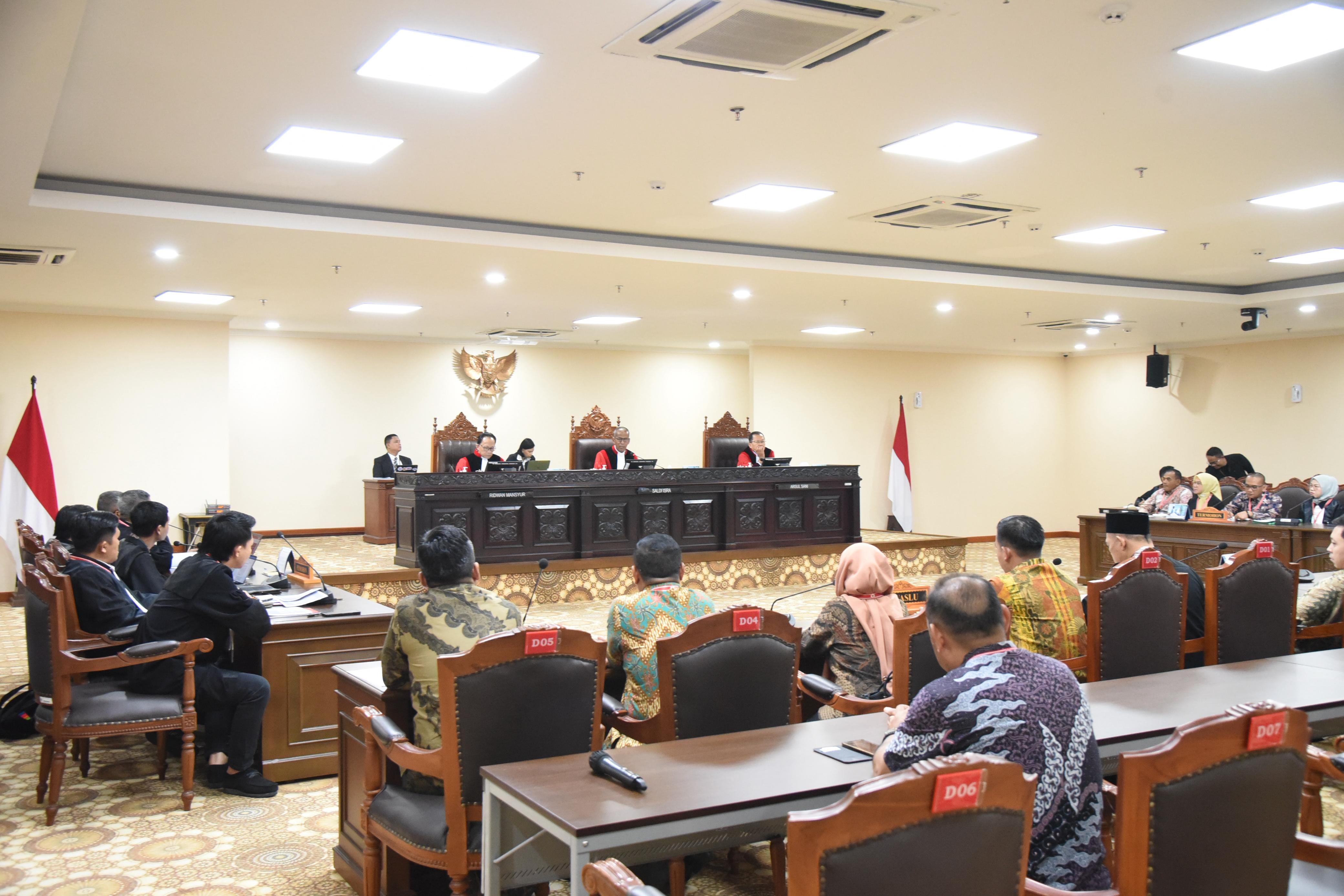sidang pemeriksaan pendahuluan terhadap tiga perkara Perselisihan Hasil Pemilihan Umum Kepala Daerah (PHPU Kada)