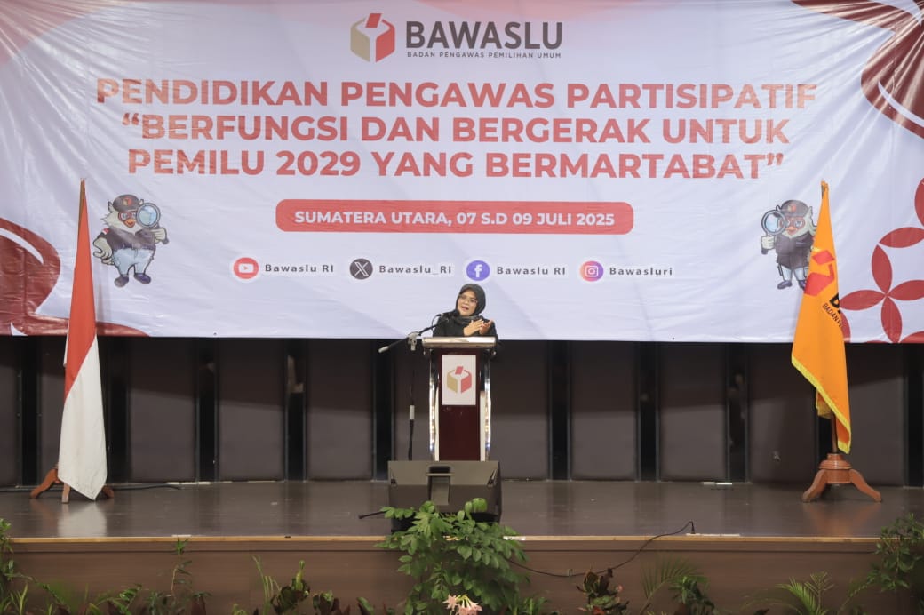 Anggota Bawaslu Lolly Suhenty saat membuka Kick-Off P2P