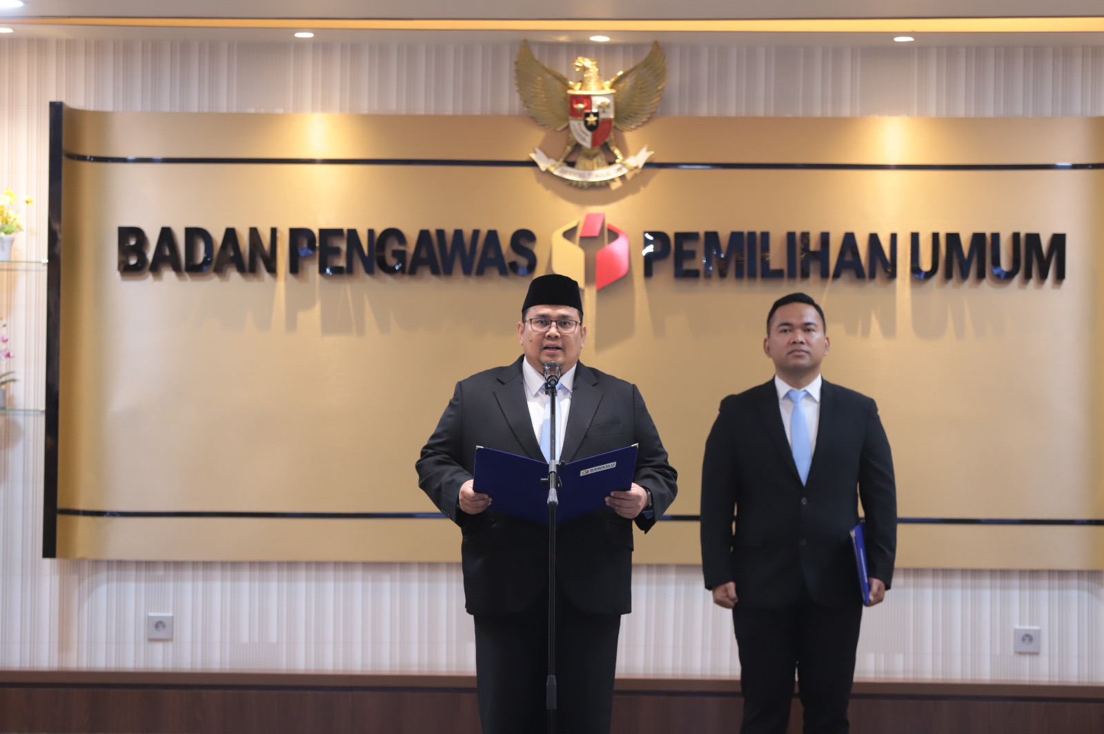 ketua bawaslu melantik
