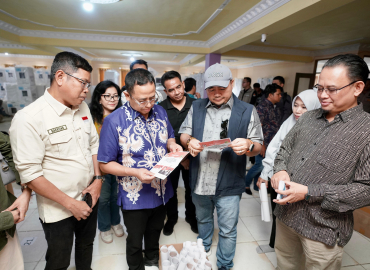 mengawasi logistik