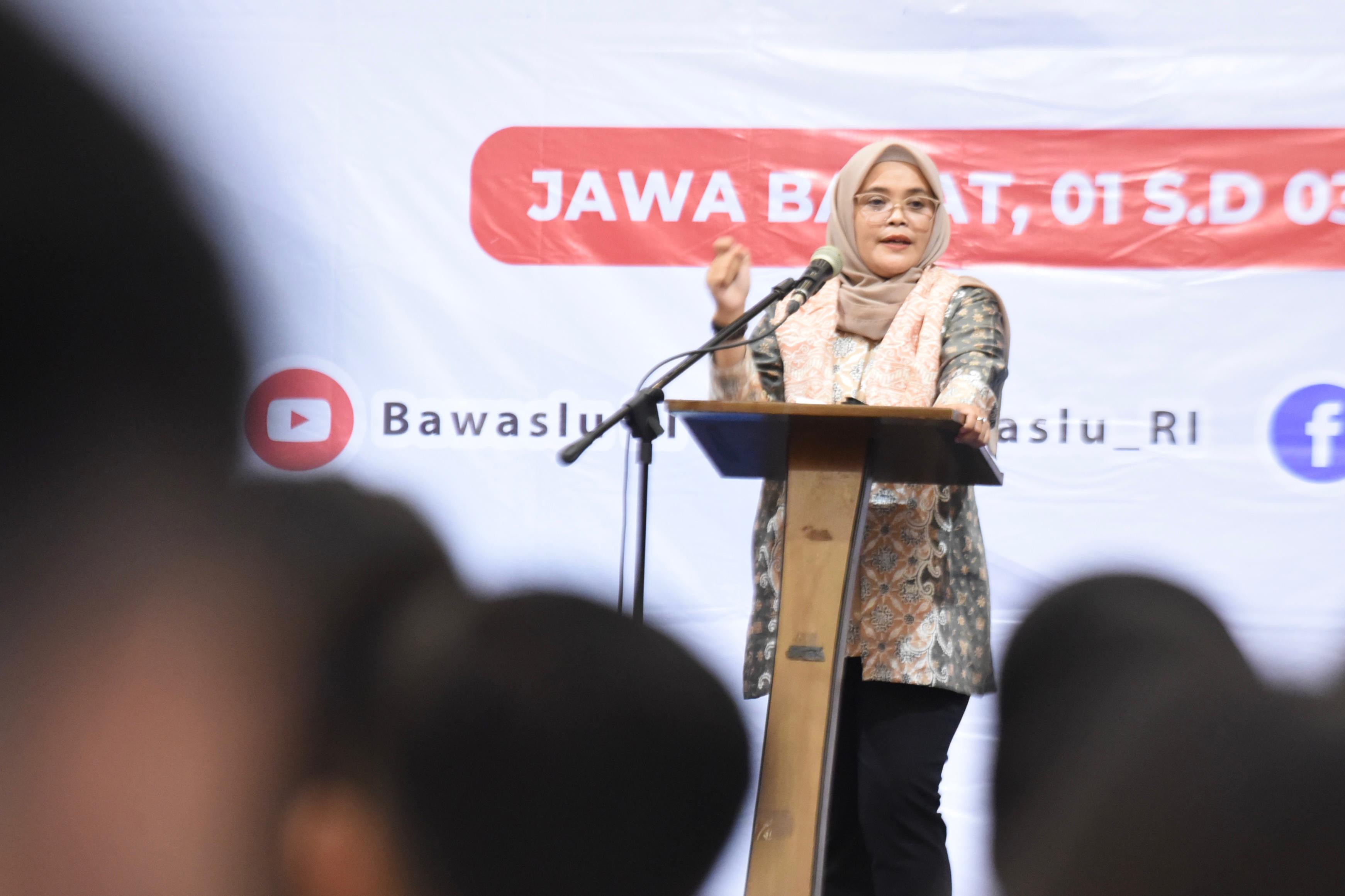 menyampaikan arahannya