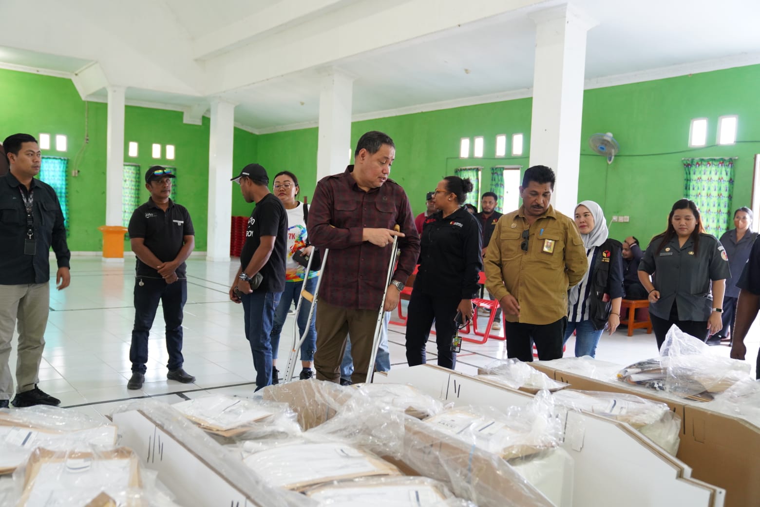memantau kesiapan distribusi logistik