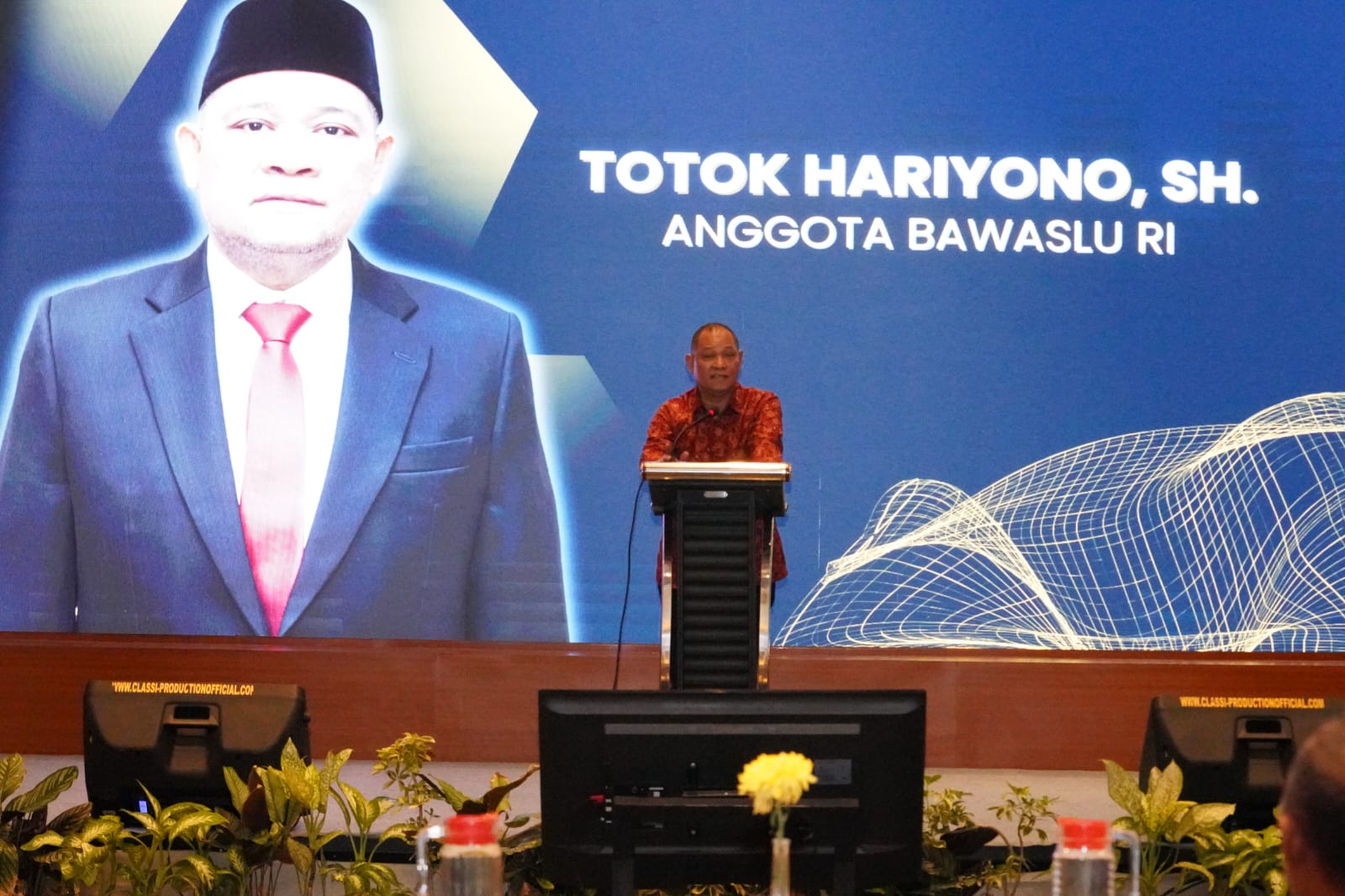 Anggota Bawaslu Totok Hariyono saat membuka Penguatan Kelembagaan Pengawas Pemilu Kabupaten Gresik