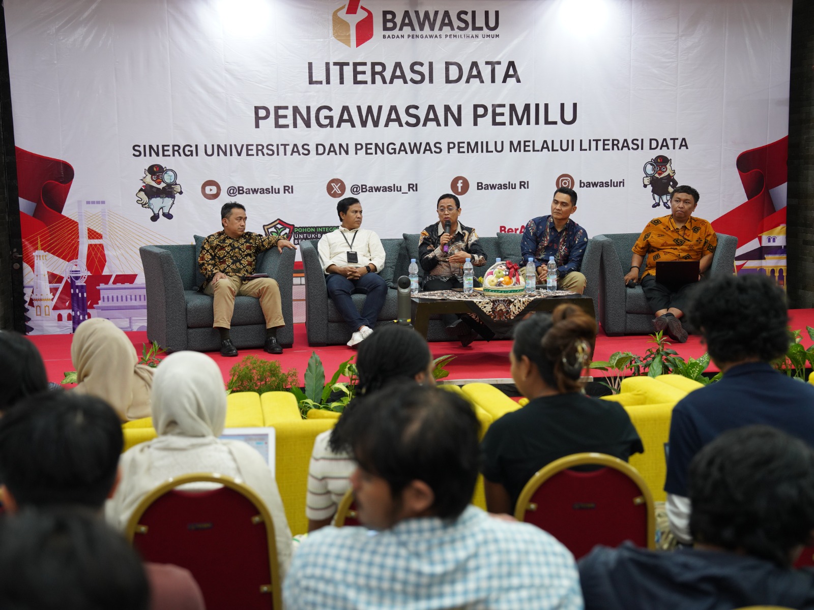 Anggota Bawaslu Puadi (tengah) dalam bedah buku yang digelar di Auditorium Fakultas Hukum Universitas Gadjah Mada (UGM