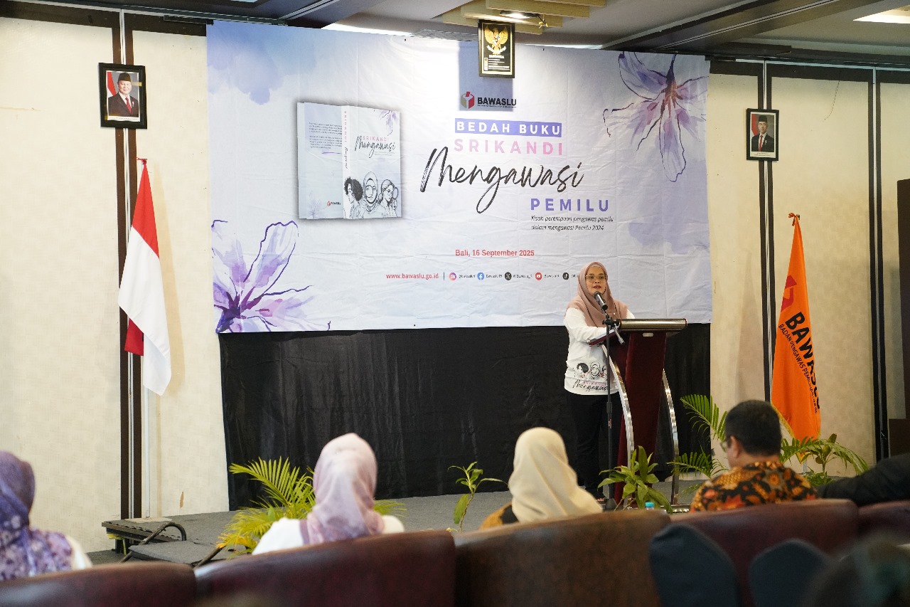 Anggota Bawaslu Lolly Suhenty saat membuka acara Bedah Buku Srikandi Mengawasi di Bali,