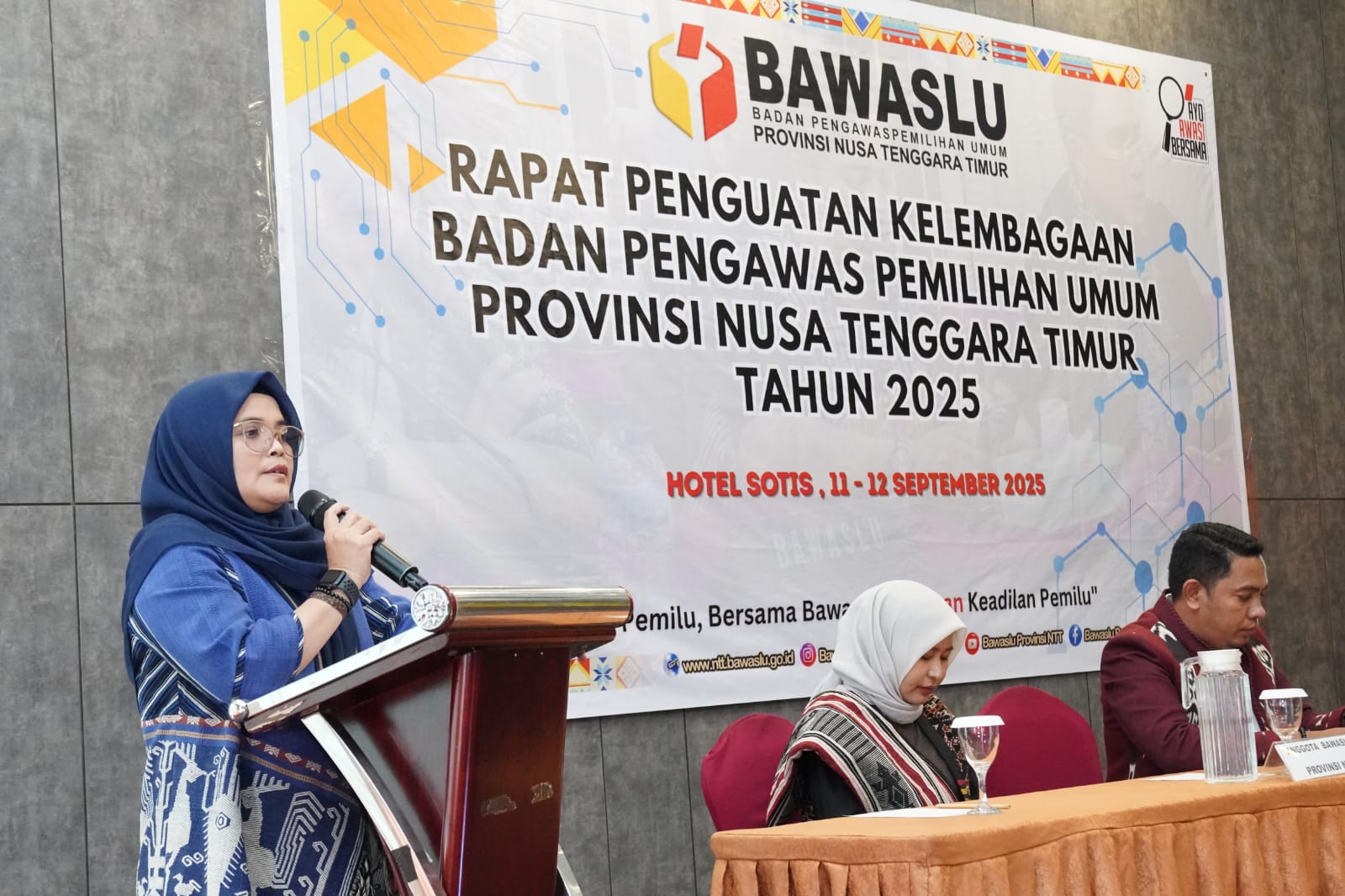 Anggota Bawaslu Lolly Suhenty saat membuka Rapat Penguatan Kelembagaan Bawaslu Provinsi Nusa Tenggara Timur, di Kupang