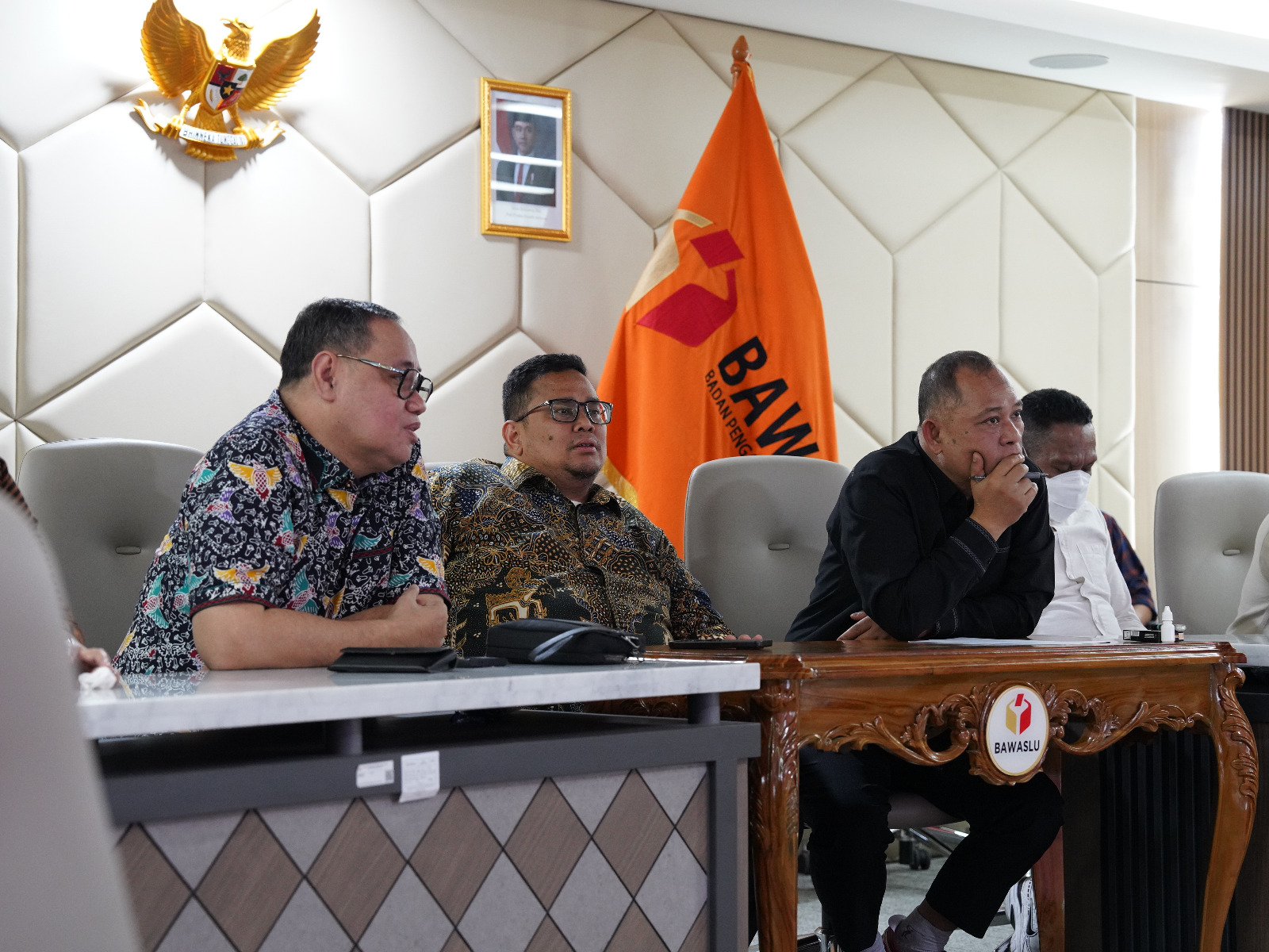 Ketua Bawaslu Rahmat Bagja bersama Anggota Bawaslu Totok Hariyono dan Herwyn JH Malonda saat menghadiri sidang sengketa hasil pemungutan suara ulang secara daring di Kantor Bawaslu