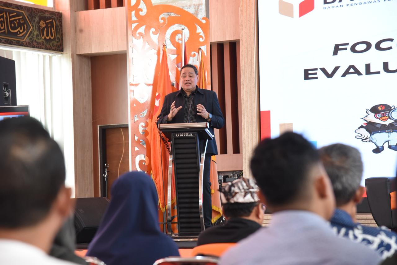 Anggota Bawaslu Herwyn JH Malonda dalam Focus Group Discussion (FGD) bertajuk Evaluasi Tata Kelola Organisasi Pengawas Pemilu di Auditorium Universitas Balikpapan (Uniba)