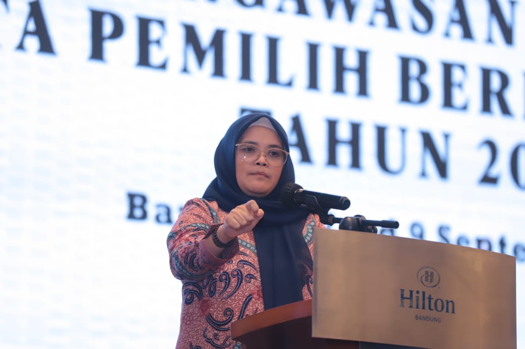 Anggota Bawaslu Lolly Suhenty pada Rapat Koordinasi Evaluasi Pengawasan Pemutakhiran Data Pemilih Berkelanjutan Tahun 2025 di Kota Bandung