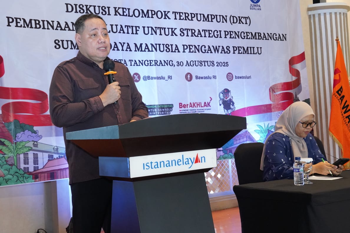 Anggota Bawaslu Herwyn JH Malonda saat membuka Diskusi Kelompok Terpumpun Pembinaan Evaluatif Untuk Strategi Pengembangan Sumber Daya Manusia Pengawas Pemilu