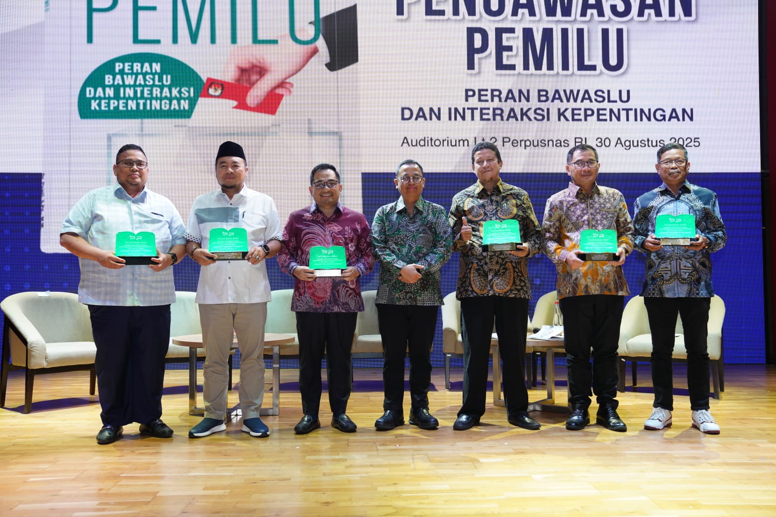 Sejumlah toko nasional dalam bedah buku 'Dinamika Pengawasan Pemilu: Peran Bawaslu dan Interaksi kepentingan' di Jakarta