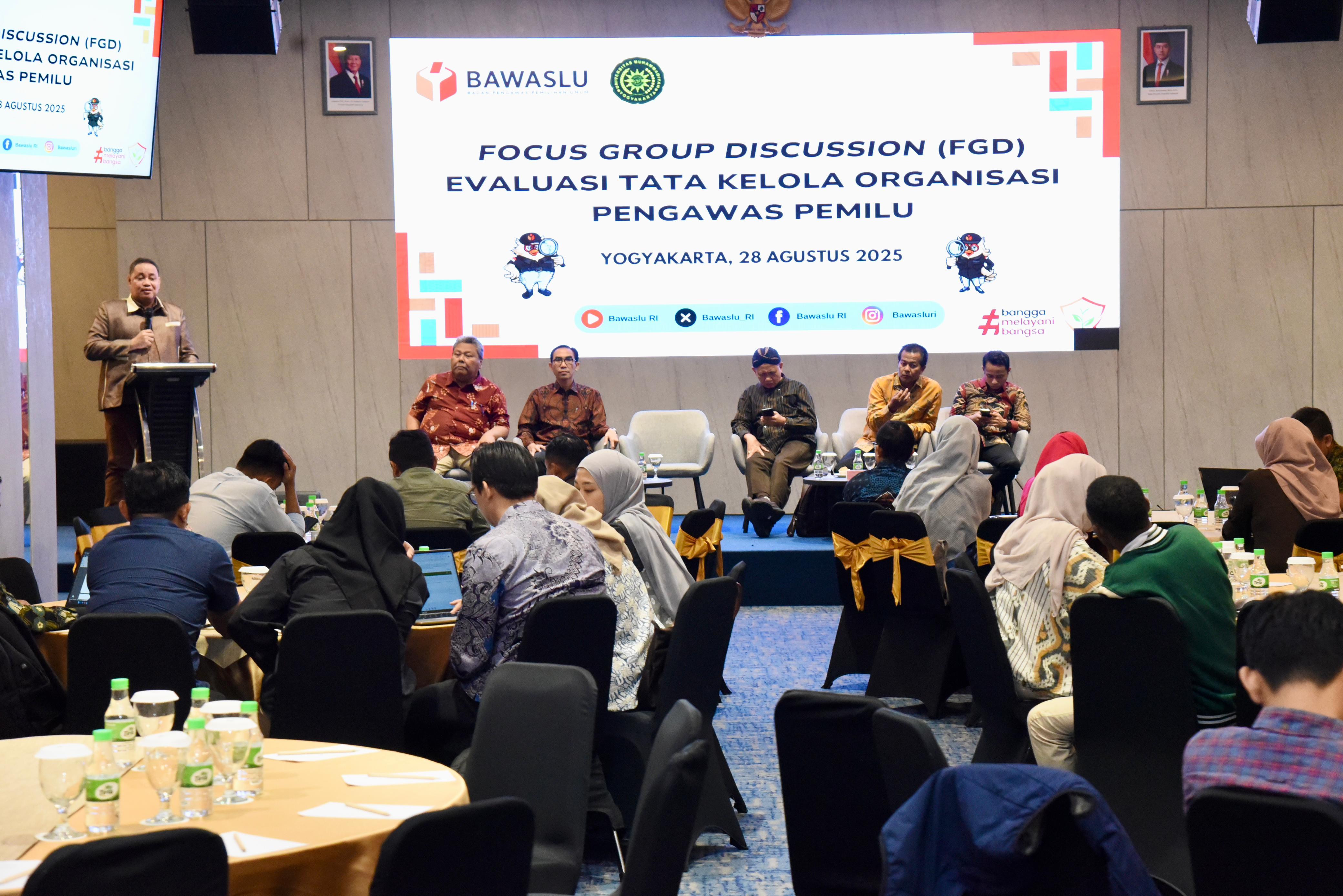 Anggota Bawaslu Herwyn JH Malonda saat membuka Focus Group Discussion (FGD) Evaluasi Tata Kelola Organisasi Pengawas Pemilu di Yogyakarta
