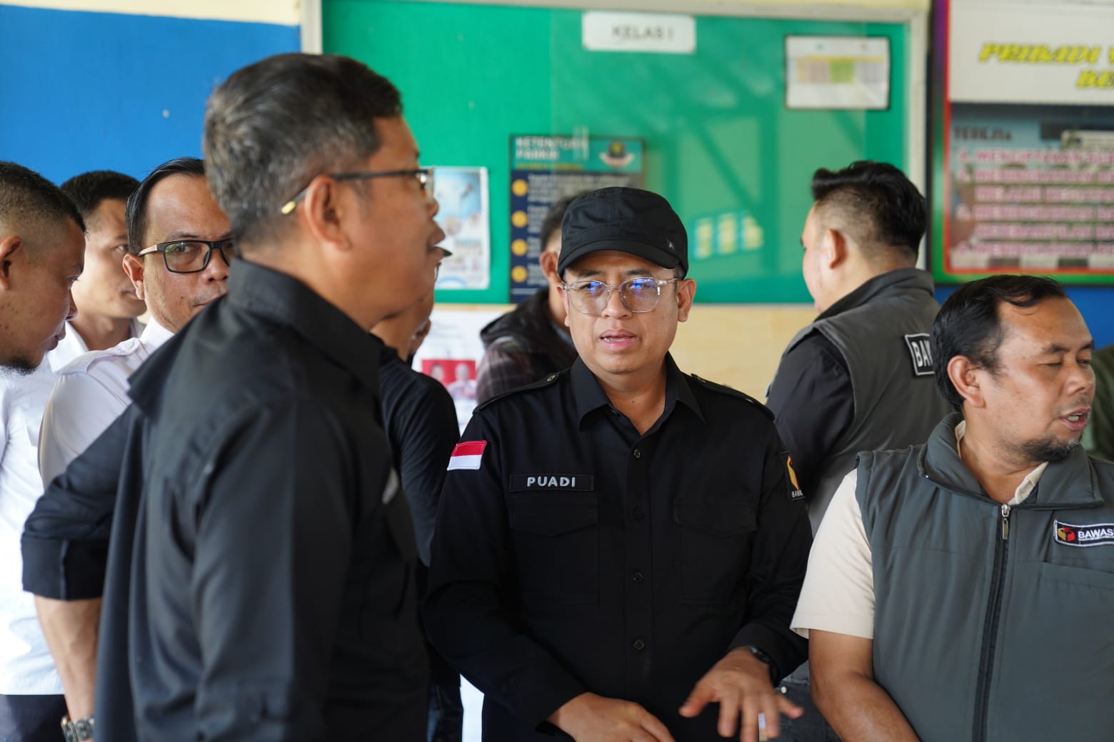 Anggota Bawaslu Puadi saat mengawasi Pilkada Ulang di salah satu TPS Khusus 901 di Lapas Narkotika Kelas II A Pangkalpinang 