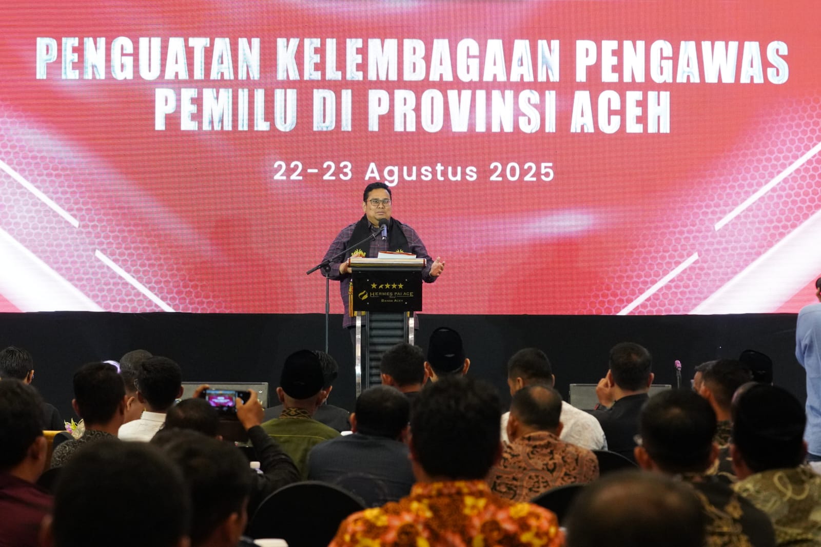 Ketua Bawaslu Rahmat Bagja saat membuka kegiatan Penguatan Kelembagaan Pengawas Pemilu di Aceh