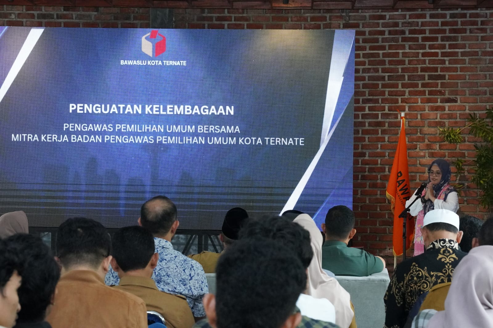 Anggota Bawaslu Lolly Suhenty saat membuka kegiatan Penguatan Kelembagaan Pengawas Pemilihan Umum Bersama Mitra Kerja Bawaslu di Kota Ternate, Provinsi Maluku Utara